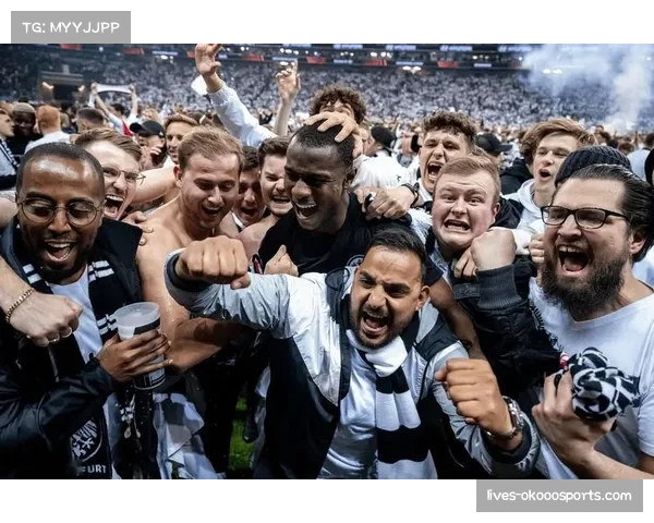 争议花絮:马赛球迷向场内投掷烟雾弹导致比赛中断五分钟